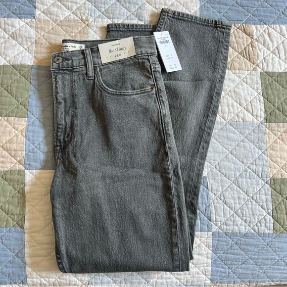 NWT Abercrombie & Fitch The Skinny High Rise Grey Women’s Skinny Jeans - Picture 1 of 6